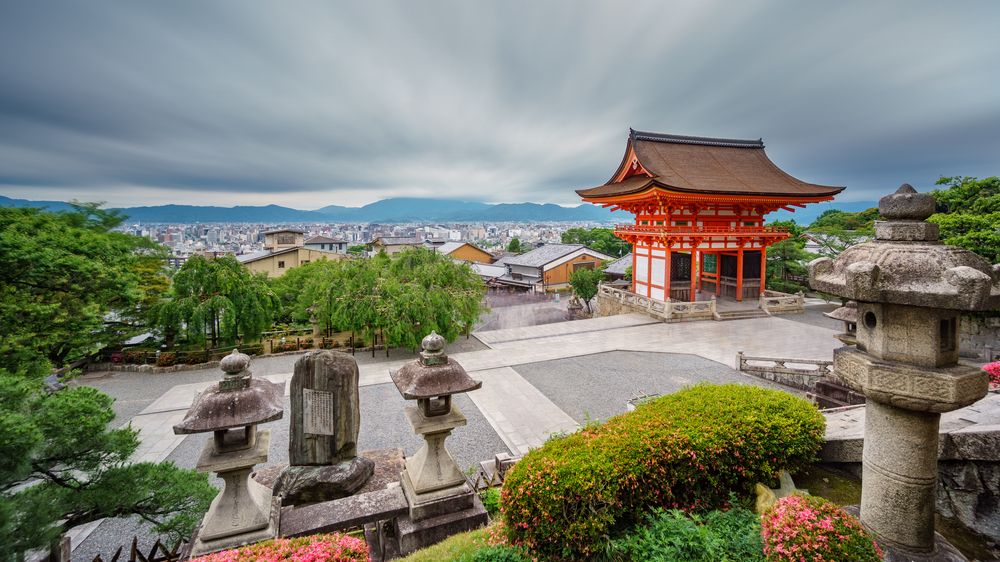 Počet turistů v Japonsku loni kvůli pandemii rekordně klesl